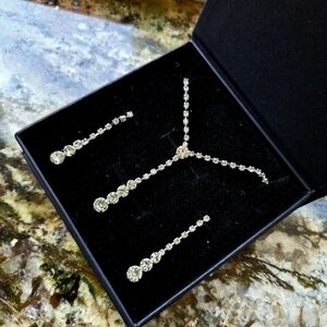 NEW Elegant Silver Color Necklace with Sparkling Stones